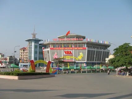 Phấn khích nhìn thấy hồ bơi khách sạn, cậu bé lao qua cửa kính, bị thương nặng